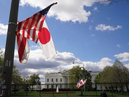 علما اليابان والولايات المتحدة يرفرفان أمام البيت الأبيض قبل زيارة رئيس الوزراء الياباني فوميو كيشيدا المرتقبة إلى واشنطن. 5 أبريل 2024 - REUTERS