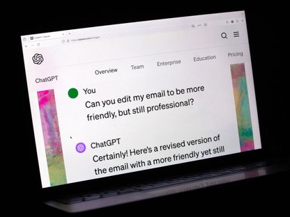 محادثة مع منصة ChatGPT الذكية عبر حاسوب شخصي. 16 أغسطس 2024 - Bloomberg