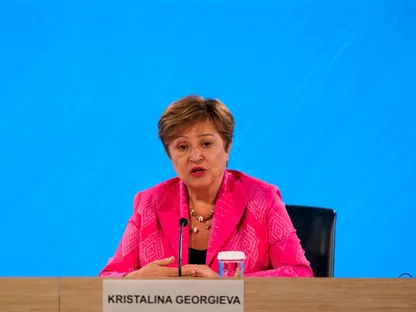 مديرة صندوق النقد الدولي كريستالينا جورجييفا تتحدث خلال مؤتمر صحافي للجنة النقدية والمالية الدولية في اجتماعات الربيع السنوية لصندوق النقد والبنك الدوليين في واشنطن العاصمة بالولايات المتحدة. 25 أبريل 2025 - Reuters