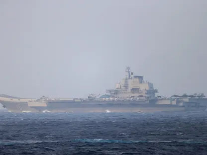 حاملة الطائرات الصينية Liaoning تبحر عبر مضيق مياكو بالقرب من أوكيناوا في طريقها إلى المحيط الهادئ. 4 أبريل 2021 - REUTERS
