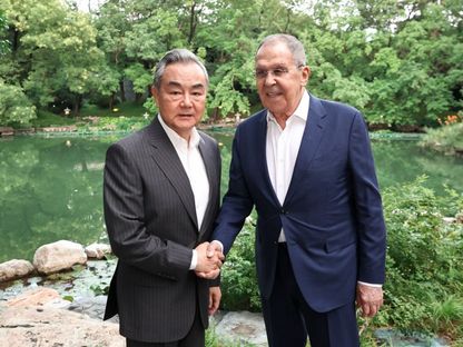 وزير الخارجية الروسي سيرجي لافروف ووزير الخارجية الصيني وانج يي، 13 يوليو 2025 - @mfa_russia