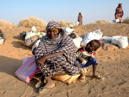 نازحة سودانية مع طفلها أمام أحد مخيمات مدينة الدبة بعد سيطرة قوات الدعم السريع على الفاشر في دارفور. 13 نوفمبر 2025 - Reuters