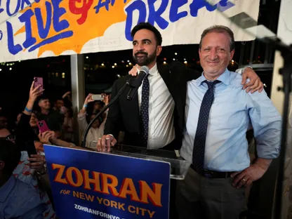 زهران ممداني المرشح لمنصب عمدة نيويورك حينها مع براد لاندر مراقب المدينة خلال الحملة الانتخابية، 25 يونيو 2025 - Reuters