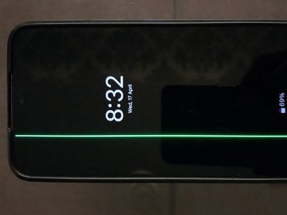 مشكلة ظهور خط أخضر على شاشة بعض هواتف سامسونج جلاكسي عقب تثبيت تحديث برمجي وصل الهواتف خلال أبريل 2024 - X.com