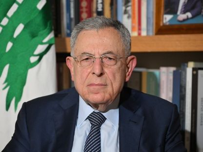 رئيس الحكومة اللبناني السابق فؤاد السنيورة خلال مقابلة مع "إندبندنت عربية". 7 مايو 2025 - إندبندنت عربية
