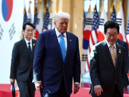 الرئيس الأميركي دونالد ترمب ونظيره الكوري الجنوبي لي جاي ميونج، جيونججو، كوريا الجنوبية، 29 أكتوبر 2025 - REUTERS