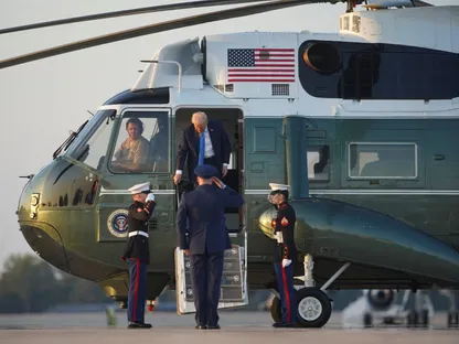 الرئيس الأميركي دونالد ترمب يغادر المروحية الرئاسية Marine One في قاعدة أندروز المشتركة بولاية ماريلاند أثناء مغادرته إلى نيويورك. 22 سبتمبر 2025 - REUTERS