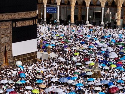 حجاج يؤدون طواف الوداع بالمسجد الحرام في ختام مناسك الحج بمكة المكرمة. يونيو 2025. - via REUTERS