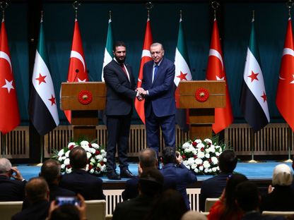 الرئيس السوري أحمد الشرع والرئيس التركي رجب طيب أردوغان عقب مؤتمر صحافي مشترك في القصر الرئاسي في أنقرة بتركيا. 4 فبراير 2025 - Reuters