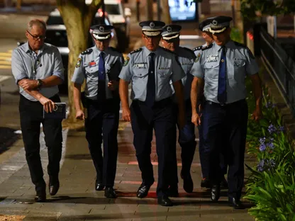 ضباط الشرطة يصلون إلى مستشفى سانت فنسنت بعد حادث إطلاق نار على شاطئ بوندي في سيدني بأستراليا. 15 ديسمبر 2025 - REUTERS