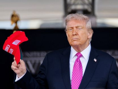 الرئيس الأميركي دونالد ترمب يحمل قبعة "اجعل أميركا عظيمة مرة أخرى" (MAGA) أثناء حضوره حفل تخرج في أكاديمية ويست بوينت العسكرية في نيويورك. 24 مايو 2025 - Reuters