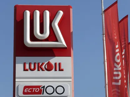 شعار شركة "لوك أويل" في محطة وقود ببوخارست في رومانيا. 23 أكتوبر 2025 - REUTERS