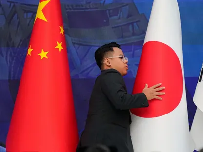 العلمان الياباني والصيني خلال إحدى فعاليات قمة دول شرق آسيا "آسيان" في ماليزيا. 27 أكتوبر 2025 - Reuters