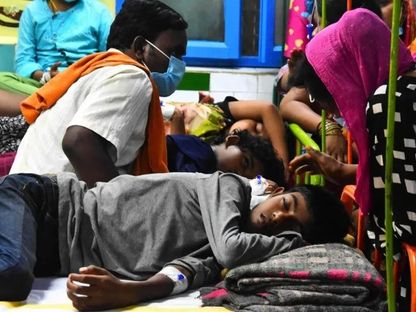 أطفال مصابون بحمى الضنك يتلقون العلاج داخل مستشفى فيكتوريا الحكومي في جبلبور بالهند. 13 سبتمبر 2021 - AFP