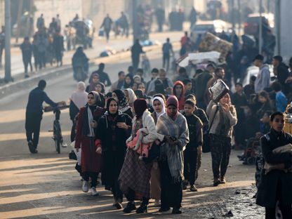 نازحون فلسطينيون يغادرون رفح بعد قصف إسرائيلي على جنوب غزة. 1 ديسمبر 2023 - AFP