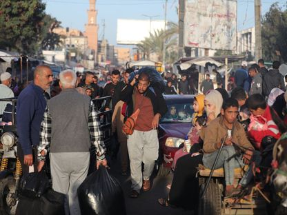 فلسطينيون في شوارع خان يونس مع بدء سريان الهدنة القصيرة بين حركة حماس وإسرائيل في قطاع غزة. 24 نوفمبر 2023 - AFP