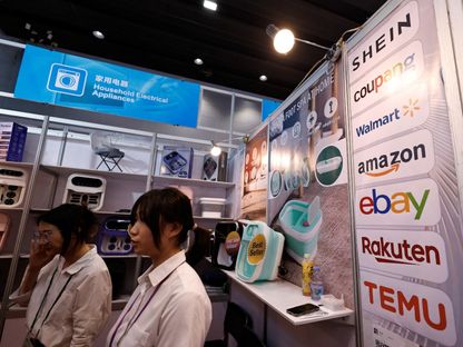 شعارات Shein وWalmart وAmazon وEbay وRakuten وTemu في معرض الصين للاستيراد والتصدير بمدينة قوانجتشو الصينية. 15 أبريل 2025 - Reuters