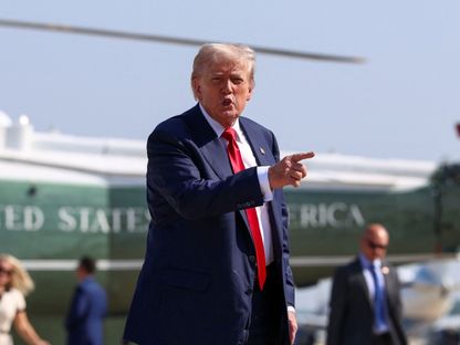 الرئيس الأمريكي دونالد ترمب يلوح بيده بعد نزوله من الطائرة أثناء توجهه إلى اسكتلندا، قاعدة أندروز المشتركة، ماريلاند، الولايات المتحدة. 25 يوليو 2025 - Reuters