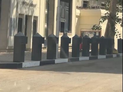 صورة مأخوذة من فيديو عقب إزالة الحواجز الخرسانية من أمام مبنى السفارة البريطانية في القاهرة. 31 أغسطس 2025 - الشرق