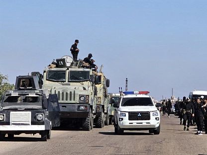 قوى الأمن الداخلي ووحدات الجيش السوري تنتشر في قرى السويداء لفض الاشتباكات بين الدروز والبدو. 14 يوليو 2025 - سانا