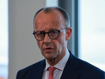 المستشار الألماني فريدريش ميرتس يدلي بتصريحات لوسائل الإعلام قبل ركوب طائرة تابعة للقوات الجوية الألمانية في طريقه إلى قمة مجموعة السبع في كندا، في مطار برلين براندنبورغ، في برلين، ألمانيا، 15 يونيو 2025 - Reuters