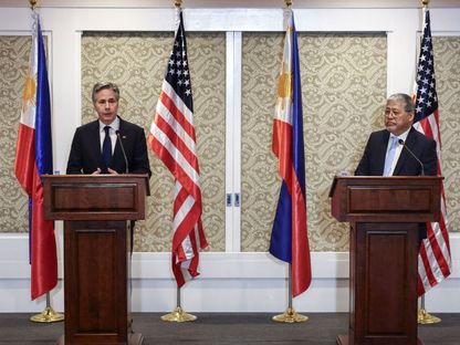 وزير الخارجية الأميركي أنتوني بلينكن مع نظيره الفلبيني إنريكي مانالو خلال مؤتمر صحافي مشترك في مانيلا. 19 مارس 2024 - AFP