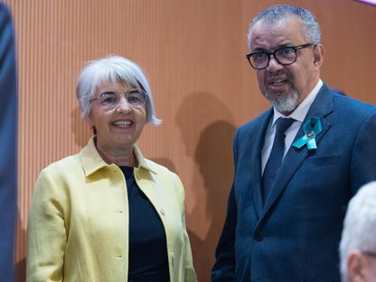 مدير منظمة الصحة العالمية تيدروس أدهانوم جيبريسوس رفقة امستشارة الفيدرالية السويسرية إليزابيث باوم في الدورة الـ78 لجمعية الصحة العالمية في جنيف. 19 مايو 2025 - @DrTedros