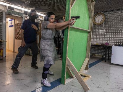 الإسرائيلية ليمور جونين تتدرب على إطلاق النار داخل ميدان للرماية في مستوطنة أرئيل بالضفة الغربية الفلسطينية المحتلة. 23 مايو 2024 - AFP