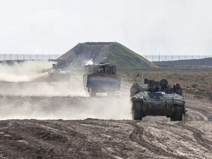 مركبات عسكرية إسرائيلية بالقرب من الحدود مع قطاع غزة. 4 مارس 2024 - AFP