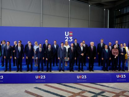 صورة جماعية لزعماء الاتحاد الأوروبي عقب اجتماع في مدينة غرناطة الإسبانية. 6 أكتوبر 2023 - Reuters