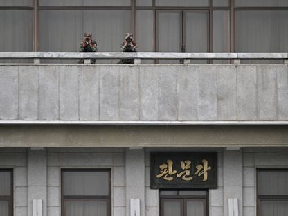 جنود من كوريا الشمالية يراقبون الجنوب حيث تجري السفيرة الأميركية لدى الأمم المتحدة زيارة للمنطقة منزوعة السلاح بين الكوريتين. بلدة بانمونجوم، حدود كوريا الشمالية والجنوبية. 16 أبريل 2024 - AFP