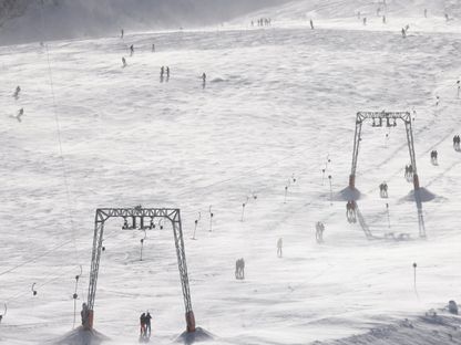 متزلجون يستخدمون مصعداً للتزلج على نهر جليدي في النمسا. 27 أكتوبر 2023 - Reuters