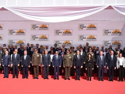 الرئيس المصري عبد الفتاح السيسي مع المشاركين في المعرض الدولي الرابع للصناعات الدفاعية (إيديكس 2025). 1 ديسمبر 2025 - الرئاسة المصرية - عبر X