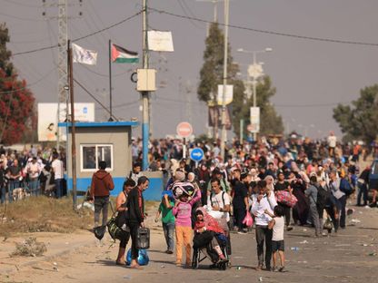 آلاف العائلات الفلسطينية تنزح من شمال قطاع غزة إلى جنوبه مع استمرار المعارك والقصف الإسرائيلي على القطاع. 9 نوفمبر 2023 - AFP