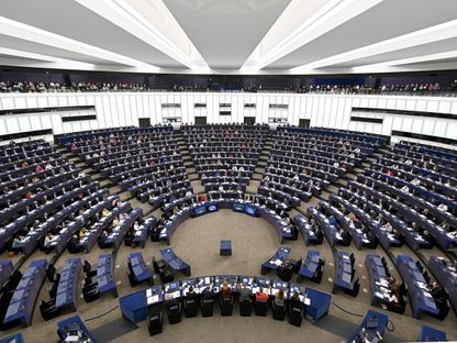 أعضاء البرلمان الأوروبي يشاركون في جلسة تصويت خلال جلسة عامة في البرلمان الأوروبي في ستراسبورج، شرق فرنسا. 14 مارس 2023 - AFP
