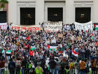 طلاب ينظمون احتجاجاً لتأييد الفلسطينيين ورفض الحرب الإسرائيلية على قطاع غزة في جامعة هارفارد بولاية ماساتشوستس. 14 أكتوبر 2024 - Reuters
