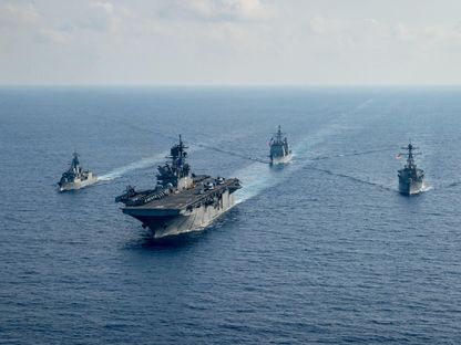 سفن البحرية الأميركية والأسترالية خلال دوريات في بحر الصين الجنوبي المتنازع عليه. 18 أبريل 2020 - Reuters