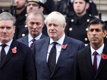 رئيس الوزراء البريطاني ريشي سوناك (يمين) إلى جانب رئيس الوزراء السابق بوريس جونسون ورئيس حزب حزب العمال المعارض كير ستارمر في لندن. 13 نوفمبر 2022 - Reuters