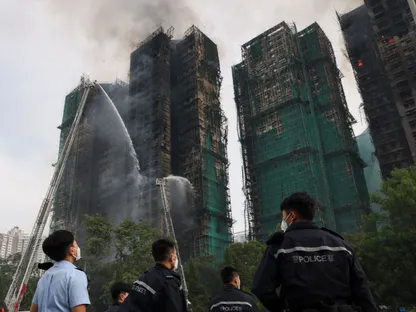 شرطة هونج كونج في موقع حريق كبير في مجمع وانج فوك كورت السكني، حيث التهمت النيران سقالات الخيزران. هونج كونج الصين في 27 نوفمبر 2025 - reuters