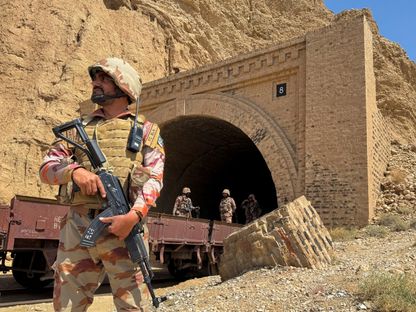 جنود من الجيش الباكستاني يقفون عند نفق حيث تعرض قطار جعفر إكسبريس لهجوم على يد مسلحين انفصاليين، في بولان، بلوشستان، باكستان. 15 مارس 2025 - REUTERS
