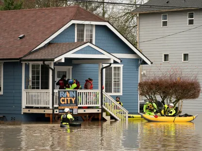 سيول جارفة تجتاح شمال غرب أميركا.. والسلطات تجلي عشرات الآلاف