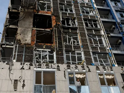 مبنى مدمر في العاصمة الأوكرانية كييف جراء قصف روسي، 25 نوفمبر 2025 - REUTERS