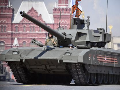 جنود روس يعتلون دبابة من طراز T-14 Armata خلال عرض عسكري في الساحة الحمراء بالعاصمة موسكو. 7 مايو 2019 - AFP