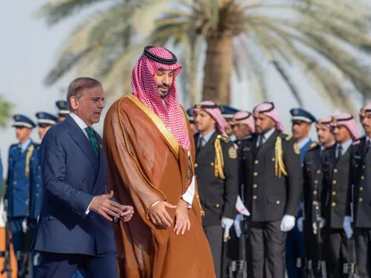 ولي العهد السعودي يستقبل رئيس الوزراء الباكستاني