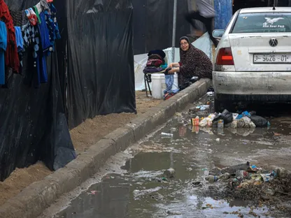 القصف والجوع والبرد.. "ثلاثية الموت" تتربص بسكان غزة