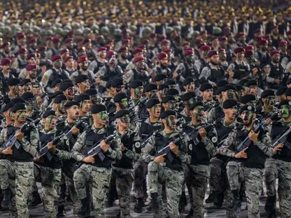 وزير الداخلية السعودي يشهد استعراض قوات أمن الحج
