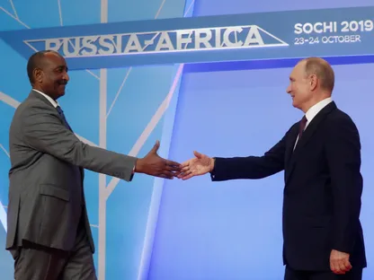 الرئيس الروسي فلاديمير بوتين يصافح القائد العام للجيش السوداني رئيس مجلس السيادة عبد الفتاح البرهان خلال قمة روسيا إفريقيا في منتجع سوتشي المطل على البحر الأسود في روسيا. 23 أكتوبر 2019 - REUTERS