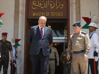 وزير دفاع العراق يصل إلى أنقرة.. وغارات تركية ضد "العمال الكردستاني"