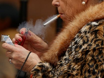 سيدة تشعل سيجارة في مدينة بلباو شمال وسط إسبانيا.11 ديسمبر 2023 - REUTERS