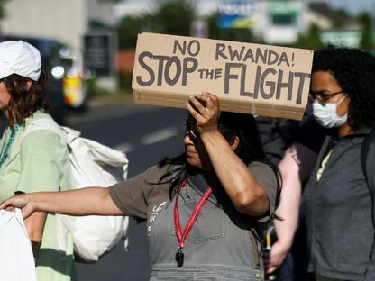 معارضون لترحيل طالبي اللجوء إلى رواندا يغلقون طريق الخروج من مركز اللاجئين في كولنبروك قرب مطار هيثرو في لندن. 14 يونيو 2022 - REUTERS
